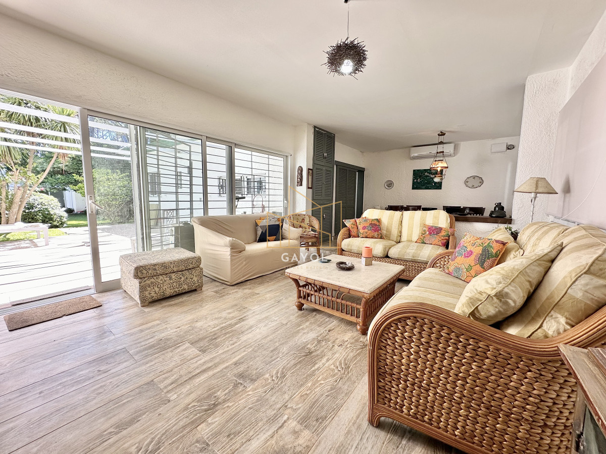 Casa ID.1026 - Casa Venta 5 dormitorios Cantegril Punta del Este