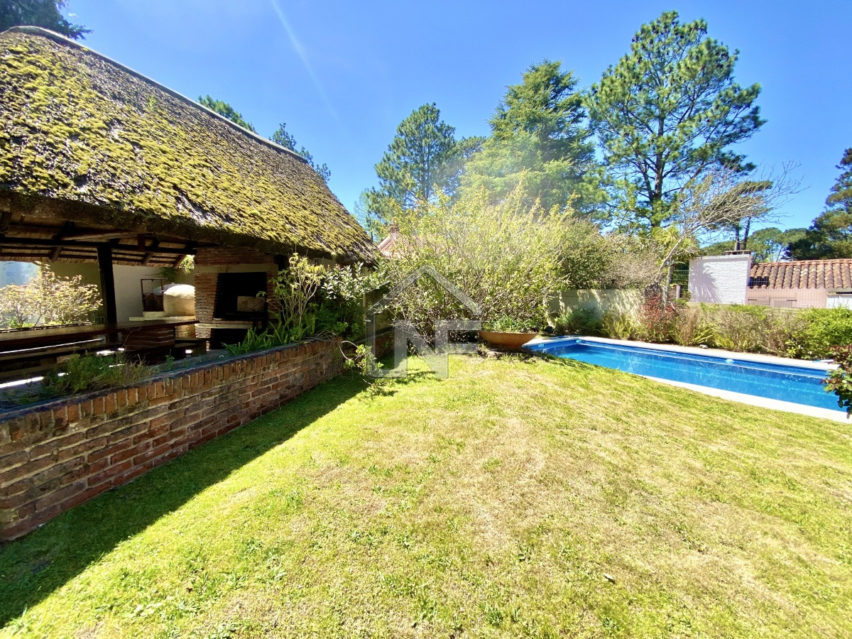 Casa ID.237 - Casa Alquiler 4 dormitorios más dependencia Brava Punta del Este 