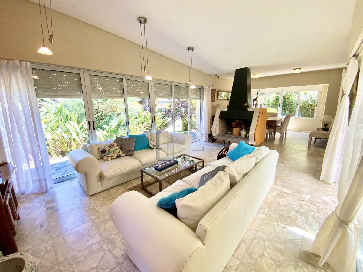 Casa ID.237 - Casa Alquiler 4 dormitorios más dependencia Brava Punta del Este 