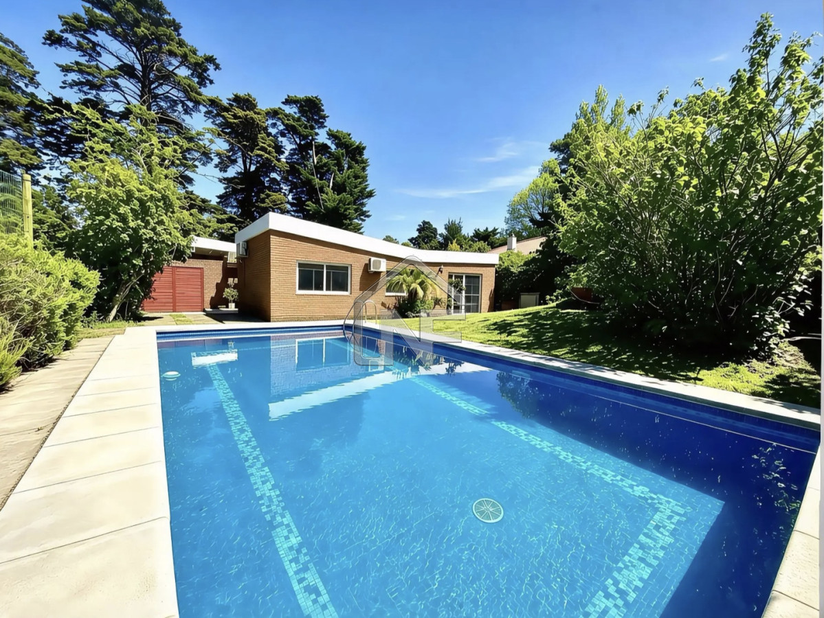 Casa ID.237 - Casa Alquiler 4 dormitorios más dependencia Brava Punta del Este 