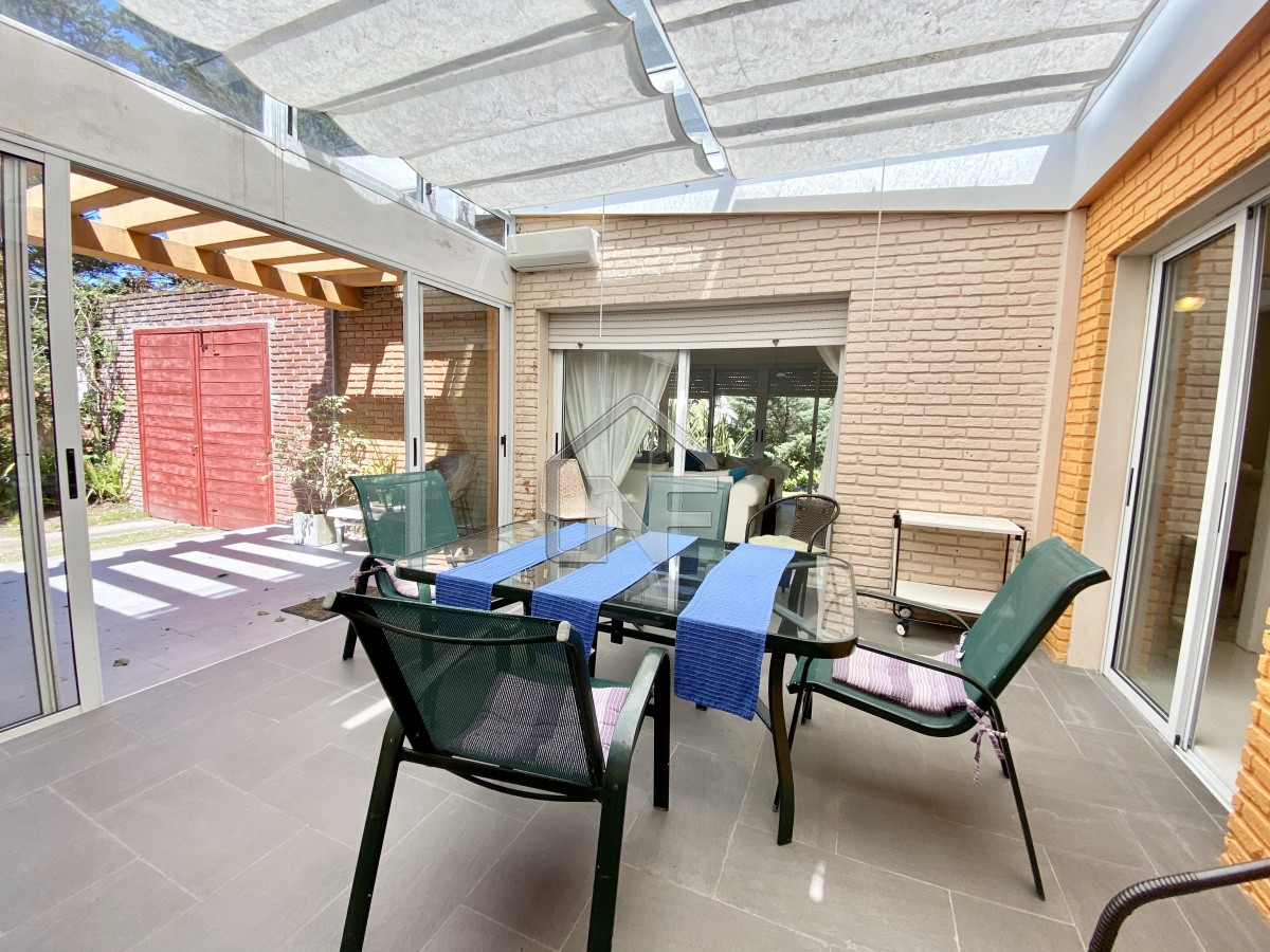 Casa ID.237 - Casa Alquiler 4 dormitorios más dependencia Brava Punta del Este 