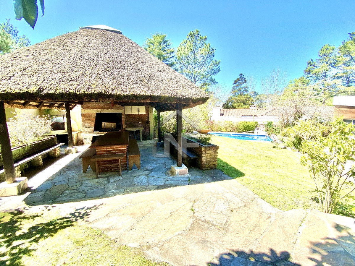 Casa ID.237 - Casa Alquiler 4 dormitorios más dependencia Brava Punta del Este 