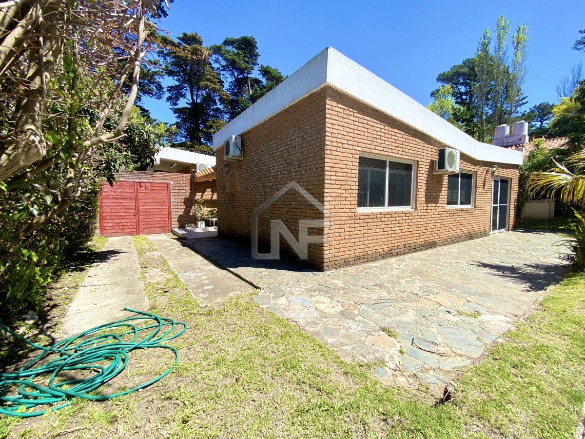 Casa ID.237 - Casa Alquiler 4 dormitorios más dependencia Brava Punta del Este 