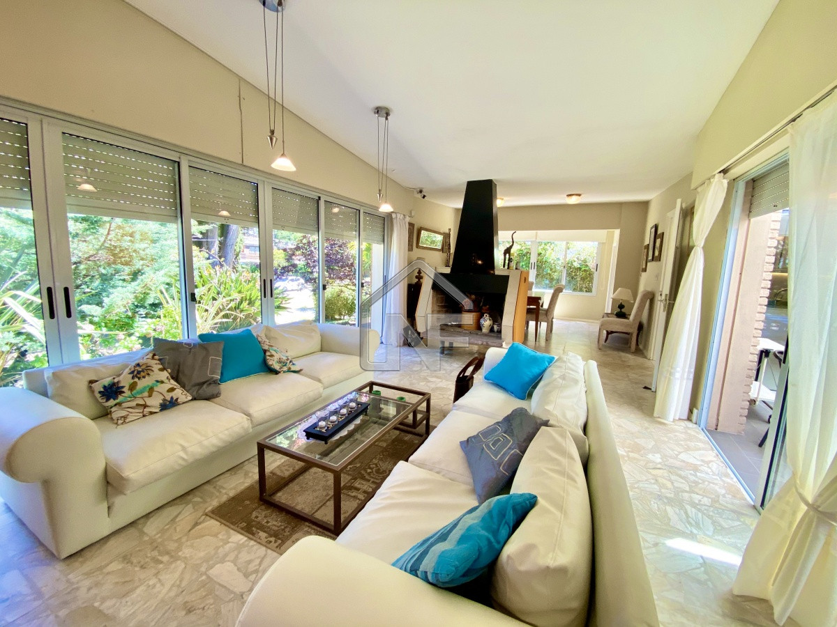 Casa ID.237 - Casa Alquiler 4 dormitorios más dependencia Brava Punta del Este 