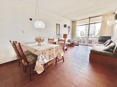Buena ubicación a pasos de playa brava y mansa . 
