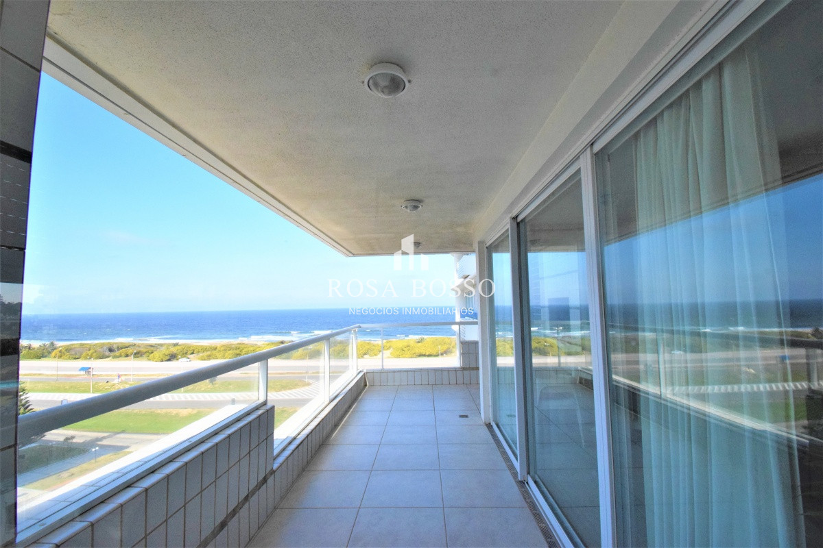 Apartamento en Brava, 3 dormitorios + dependencia, 3 baños, excelente vista al mar 