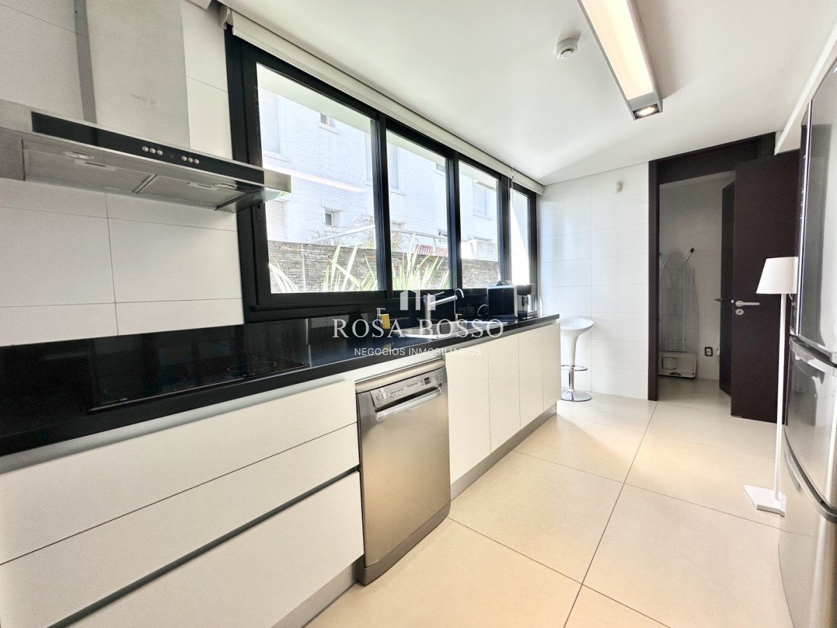 Apartamento ID.9882 - Apartamento en Alquiler Exclusivo 4 Dormitorios Península, Punta del Este
