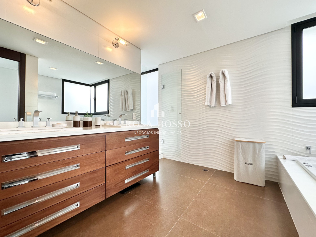 Apartamento ID.9882 - Apartamento en Alquiler Exclusivo 4 Dormitorios Península, Punta del Este