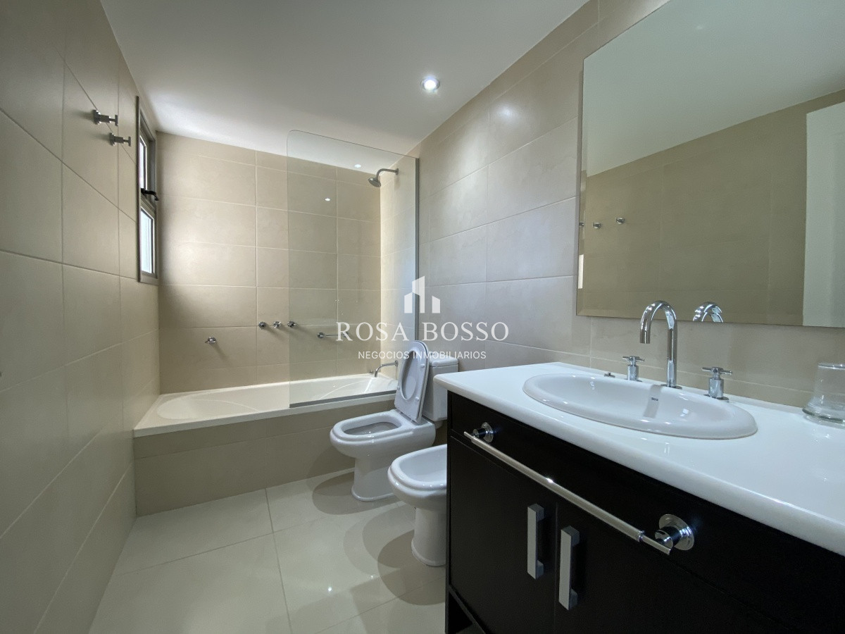 Apartamento ID.5741 - Apartamento 4 dormitorios  Garaje  vista Playa Brava  Punta del Este, Uruguay