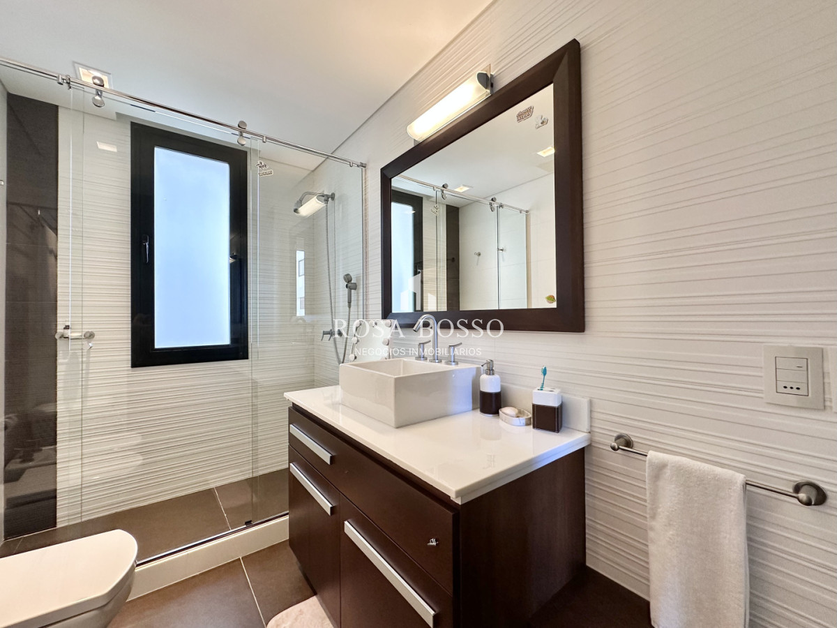 Apartamento ID.9882 - Apartamento en Alquiler Exclusivo 4 Dormitorios Península, Punta del Este