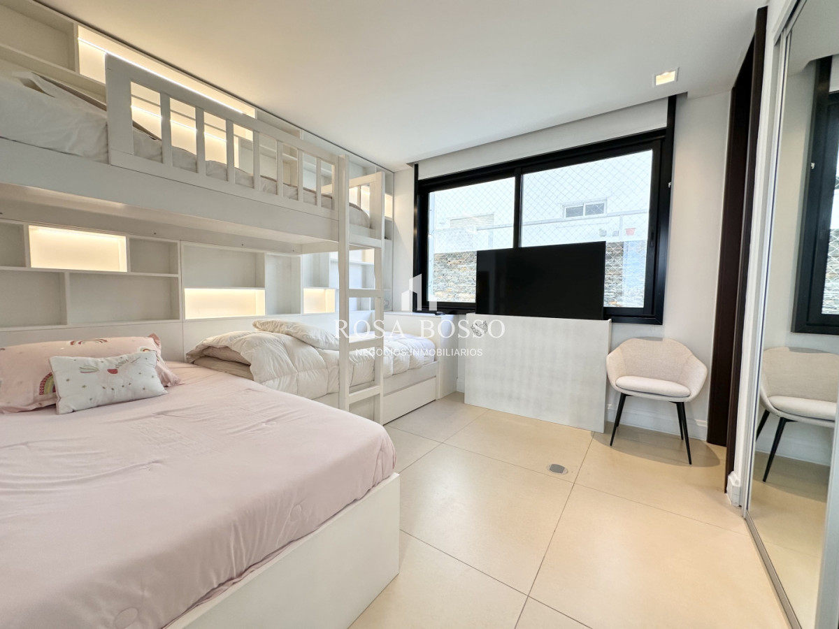 Apartamento ID.9882 - Apartamento en Alquiler Exclusivo 4 Dormitorios Península, Punta del Este