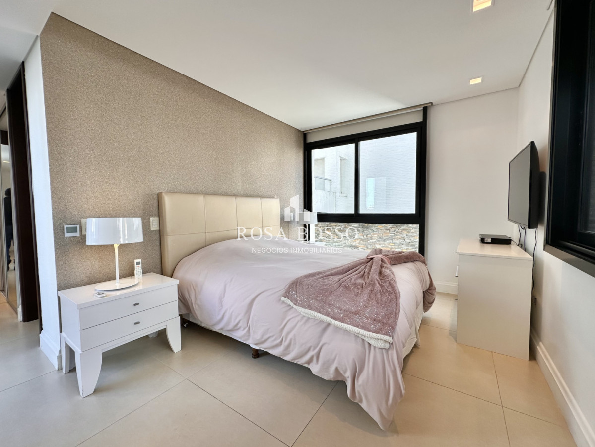Apartamento ID.9882 - Apartamento en Alquiler Exclusivo 4 Dormitorios Península, Punta del Este