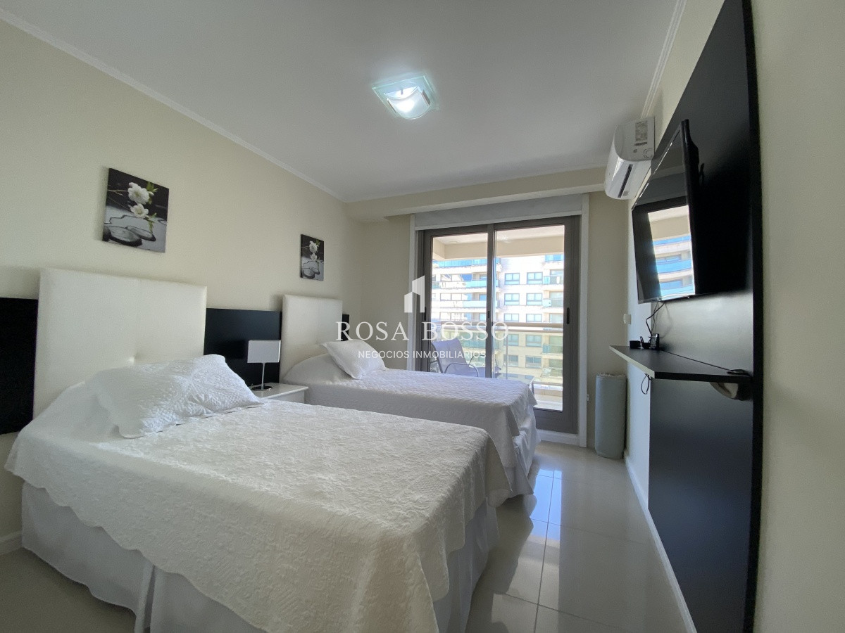 Apartamento ID.5741 - Apartamento 4 dormitorios  Garaje  vista Playa Brava  Punta del Este, Uruguay