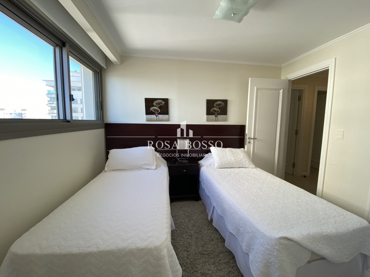 Apartamento ID.5741 - Apartamento 4 dormitorios  Garaje  vista Playa Brava  Punta del Este, Uruguay