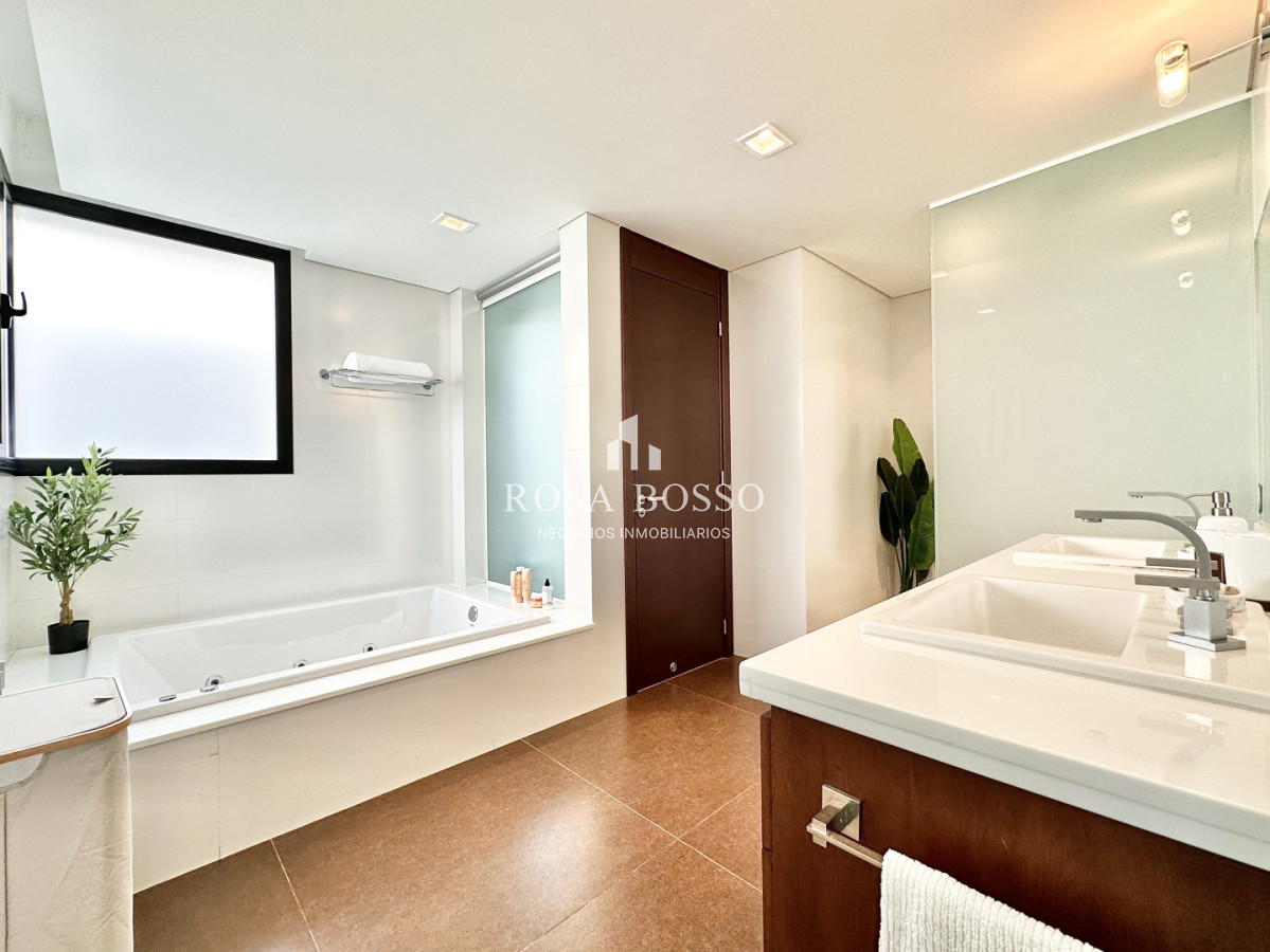 Apartamento ID.9882 - Apartamento en Alquiler Exclusivo 4 Dormitorios Península, Punta del Este