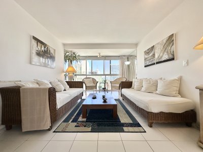 Venta Apartamento 2 dormitorios Punta del Este Brava piso alto