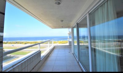 Apartamento en Brava, 3 dormitorios + dependencia, 3 baños, excelente vista al mar
