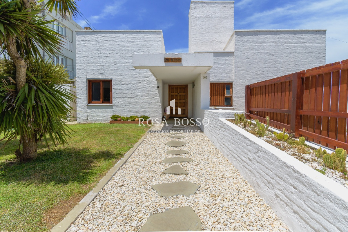 Casa 5 dormitorios, 5 baños, garaje doble, Punta del Este - RBS6562C