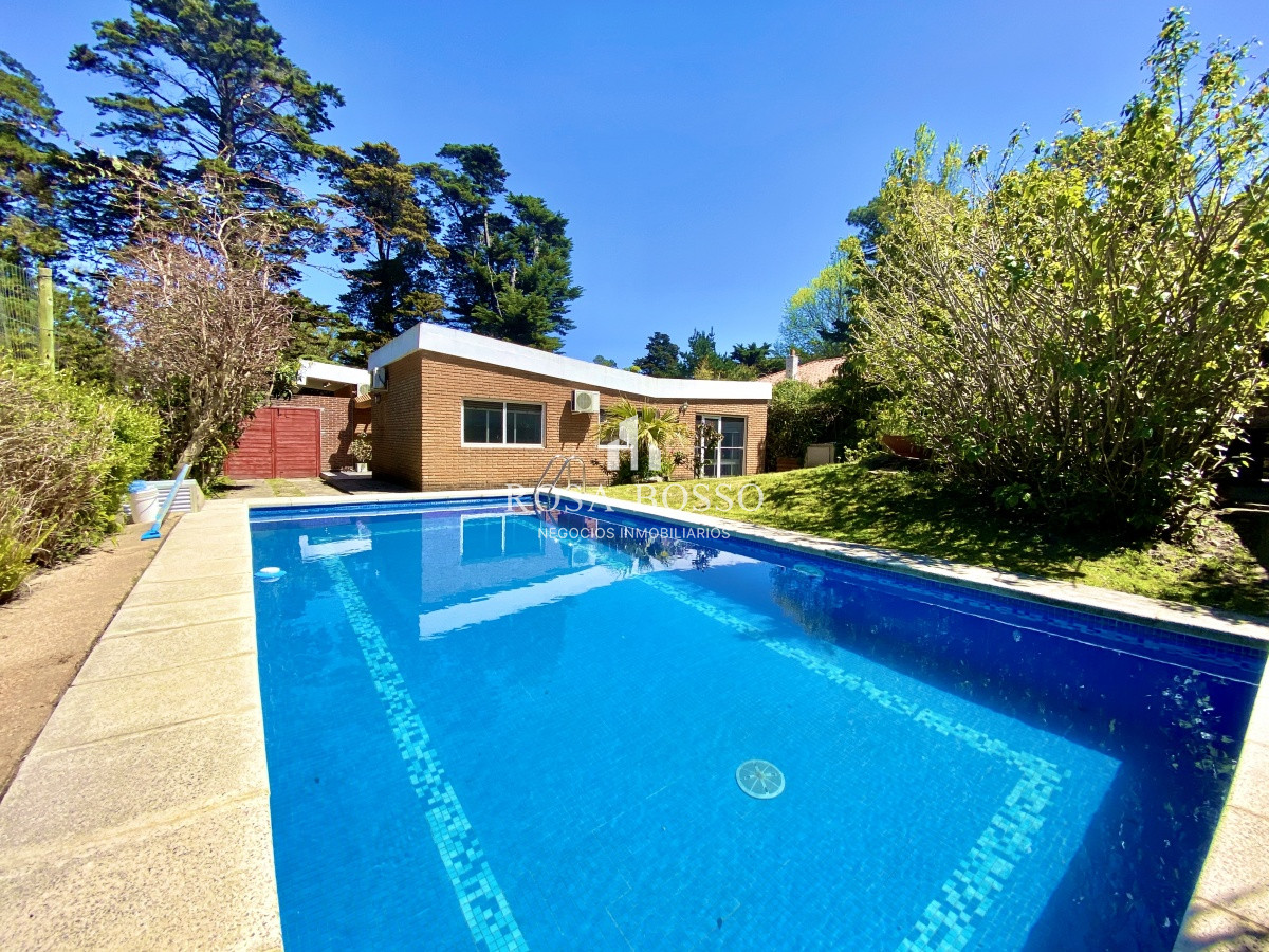 casa alquiler 4 dormitorios más dependencia brava punta del este  - rbs3406c