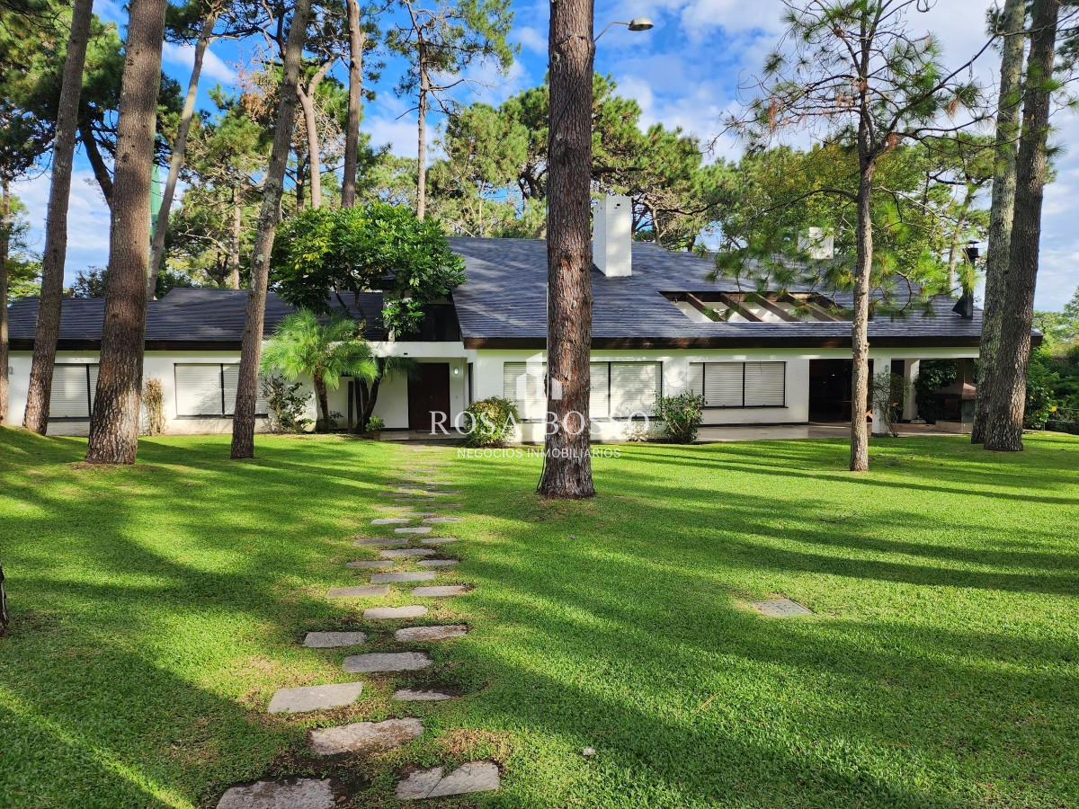 Alquiler Casa 5 dormitorios 4 baños  Punta del Este 