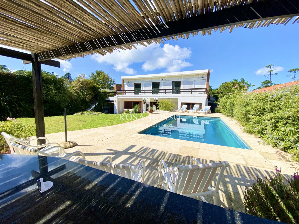 Apartamento ID.3640 - Casa en venta de 3 dormitorio,4 baños parque Parrillero garaje