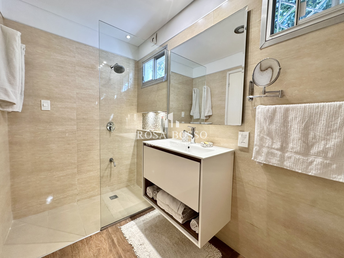 Apartamento ID.9844 - Casa Venta 4 dormitorios Cantegril Punta del Este