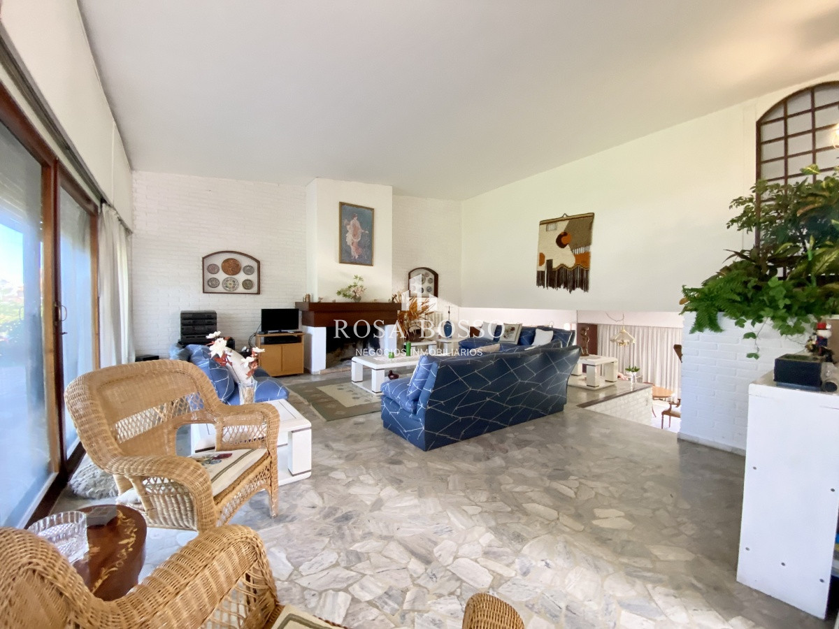 Apartamento ID.3640 - Casa en venta de 3 dormitorio,4 baños parque Parrillero garaje