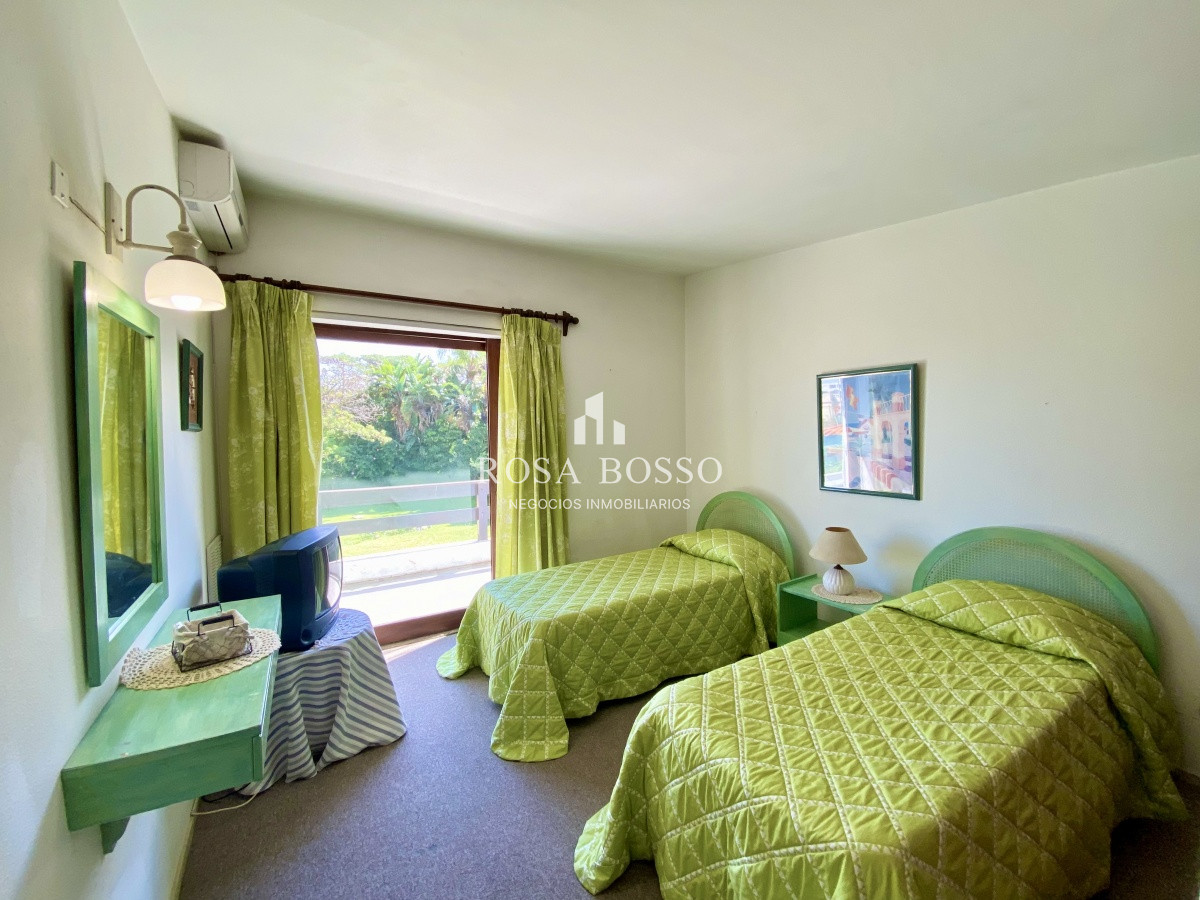 Apartamento ID.3640 - Casa en venta de 3 dormitorio,4 baños parque Parrillero garaje