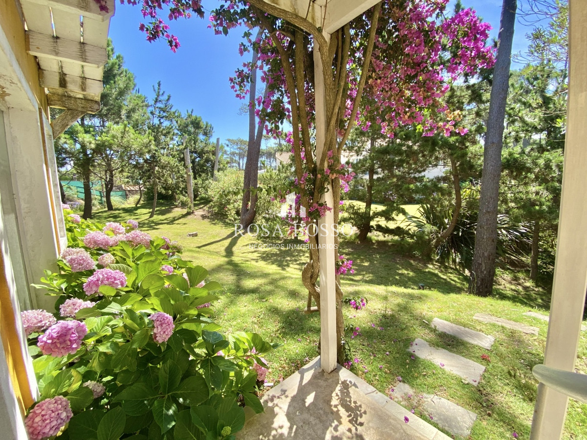 Casa ID.3374 - Casa Venta 6 dormitorios La Barra Punta del Este