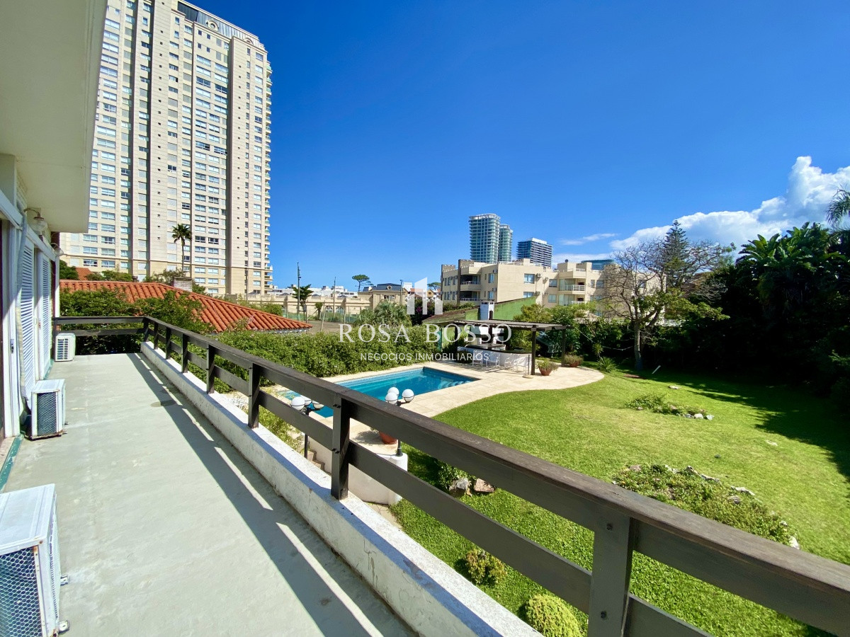 Apartamento ID.3640 - Casa en venta de 3 dormitorio,4 baños parque Parrillero garaje