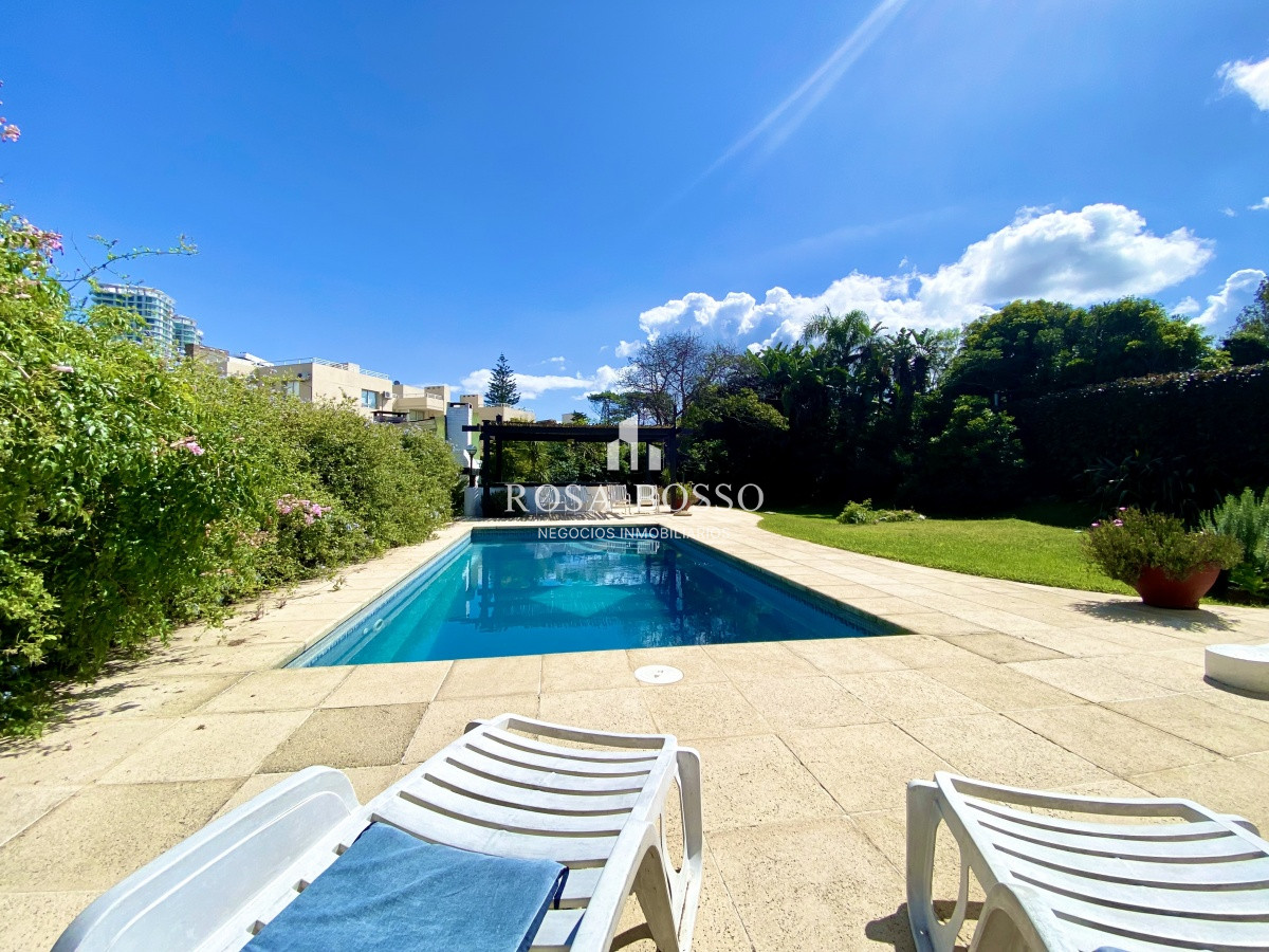 Apartamento ID.3640 - Casa en venta de 3 dormitorio,4 baños parque Parrillero garaje