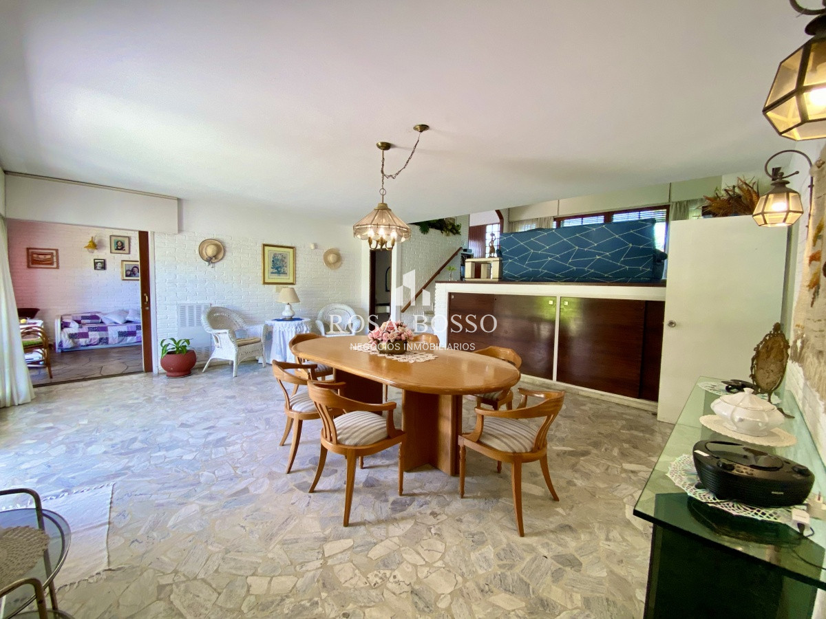 Apartamento ID.3640 - Casa en venta de 3 dormitorio,4 baños parque Parrillero garaje