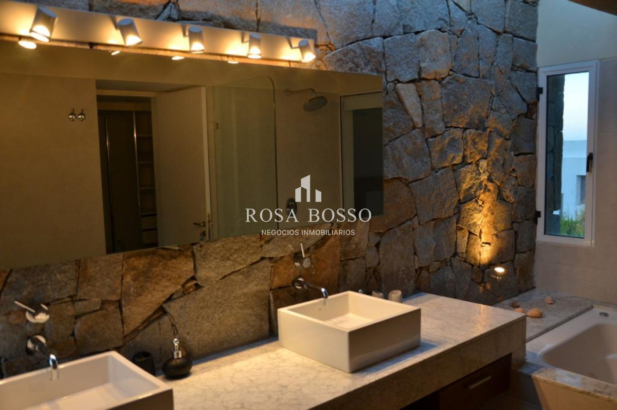 Apartamento ID.3581 - Casa, Venta, 5 dormitorios, Punta Piedras.