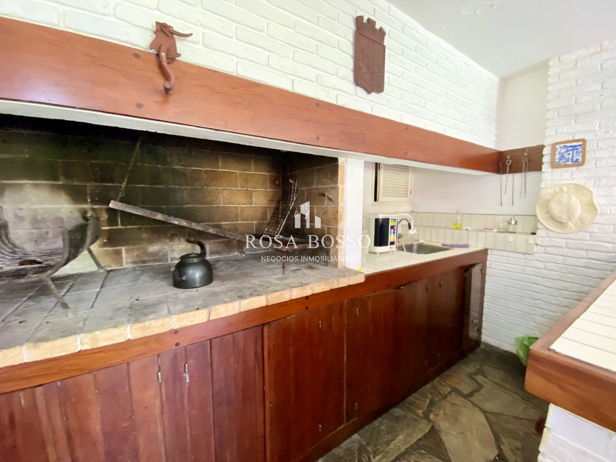 Apartamento ID.3640 - Casa en venta de 3 dormitorio,4 baños parque Parrillero garaje