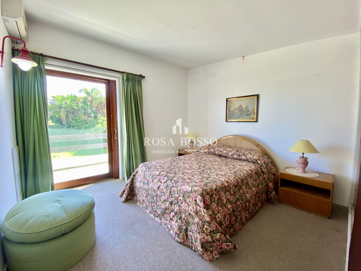 Apartamento ID.3640 - Casa en venta de 3 dormitorio,4 baños parque Parrillero garaje