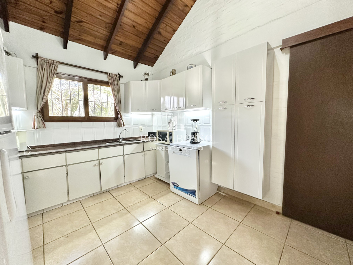 Apartamento ID.9831 - Casa Venta 4 dormitorios Cantegril Punta del Este