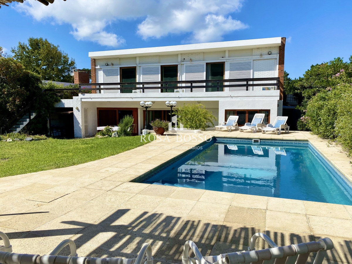 Apartamento ID.3640 - Casa en venta de 3 dormitorio,4 baños parque Parrillero garaje