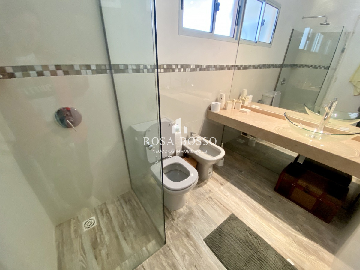 Casa ID.3406 - Casa Alquiler 4 dormitorios más dependencia Brava Punta del Este 