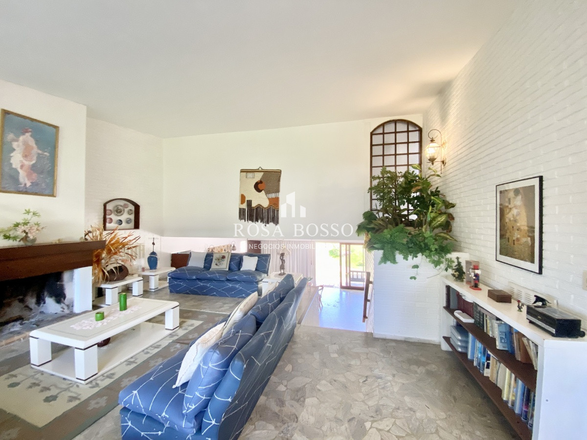 Apartamento ID.3640 - Casa en venta de 3 dormitorio,4 baños parque Parrillero garaje