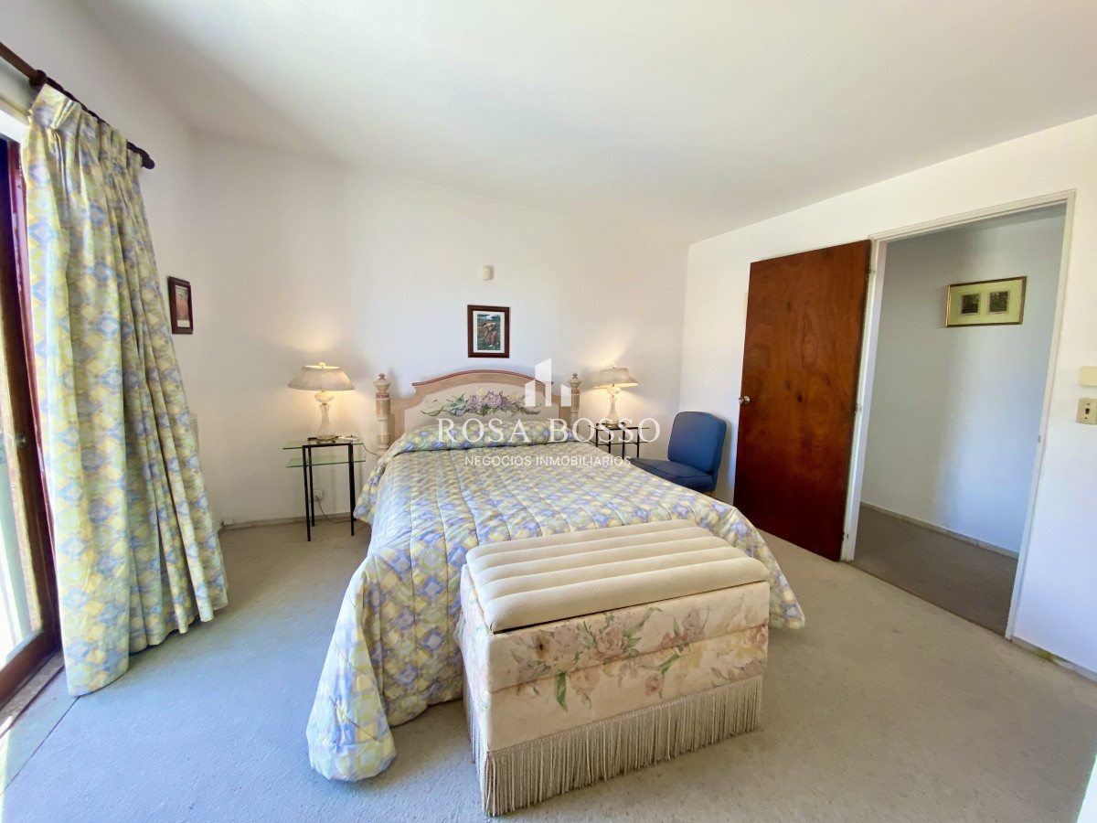 Apartamento ID.3640 - Casa en venta de 3 dormitorio,4 baños parque Parrillero garaje