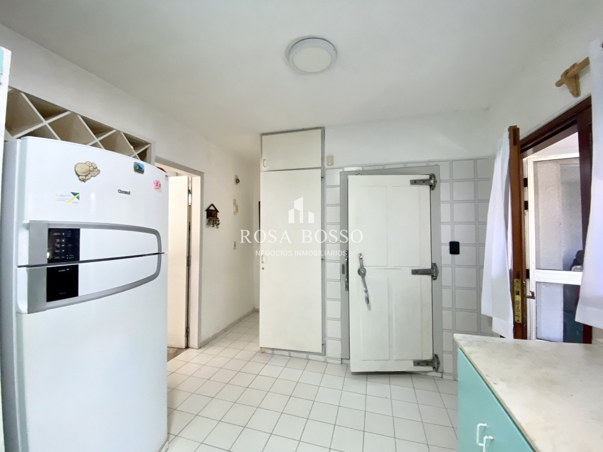 Apartamento ID.3640 - Casa en venta de 3 dormitorio,4 baños parque Parrillero garaje
