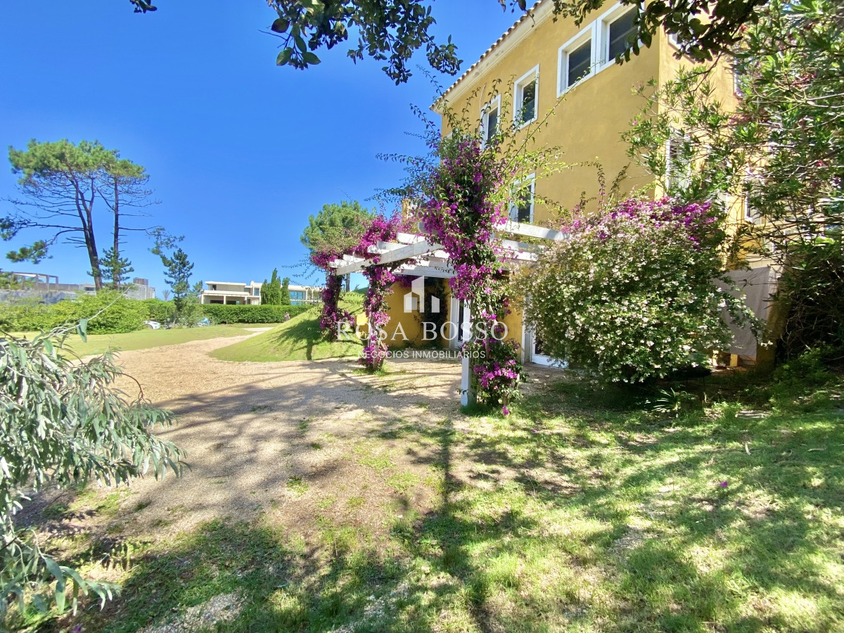 Casa ID.3374 - Casa Venta 6 dormitorios La Barra Punta del Este