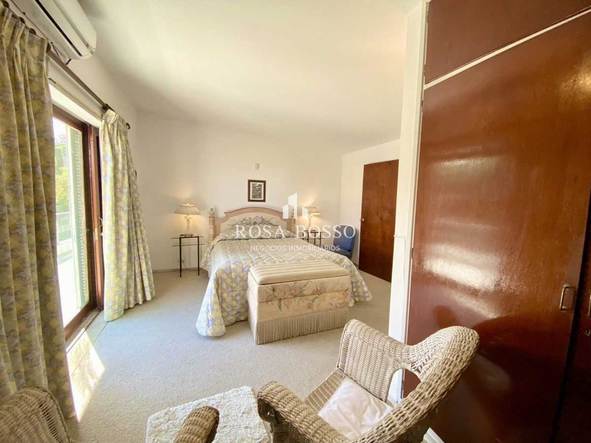 Apartamento ID.3640 - Casa en venta de 3 dormitorio,4 baños parque Parrillero garaje