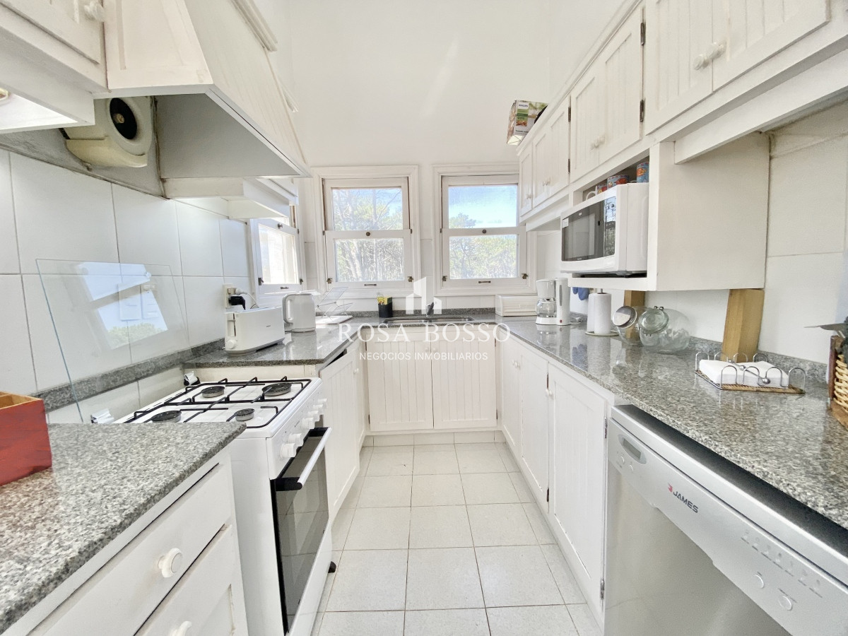 Casa ID.3374 - Casa Venta 6 dormitorios La Barra Punta del Este