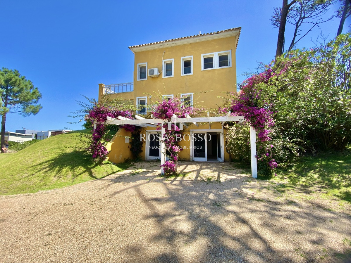 Casa ID.3374 - Casa Venta 6 dormitorios La Barra Punta del Este