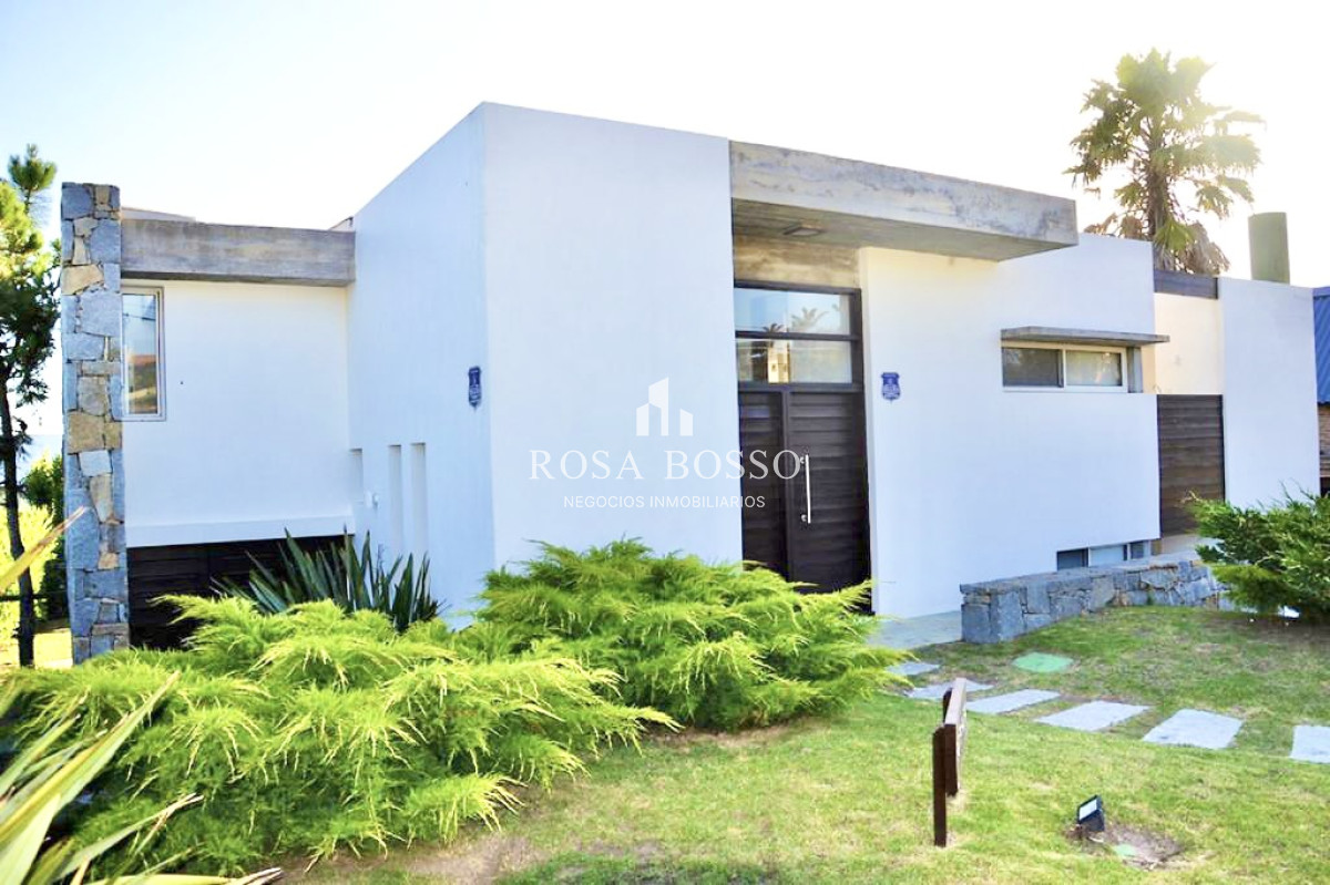 Apartamento ID.3581 - Casa, Venta, 5 dormitorios, Punta Piedras.