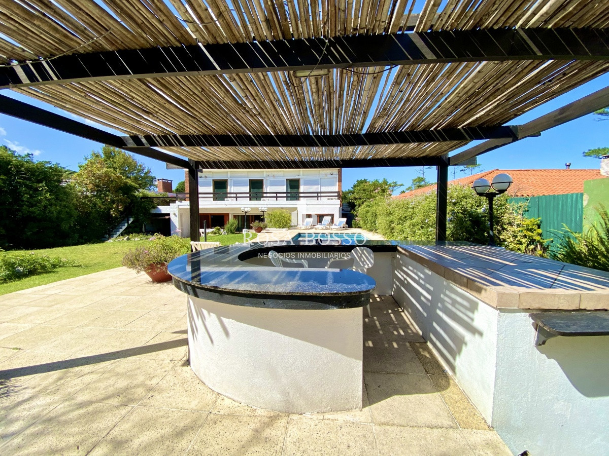 Apartamento ID.3640 - Casa en venta de 3 dormitorio,4 baños parque Parrillero garaje