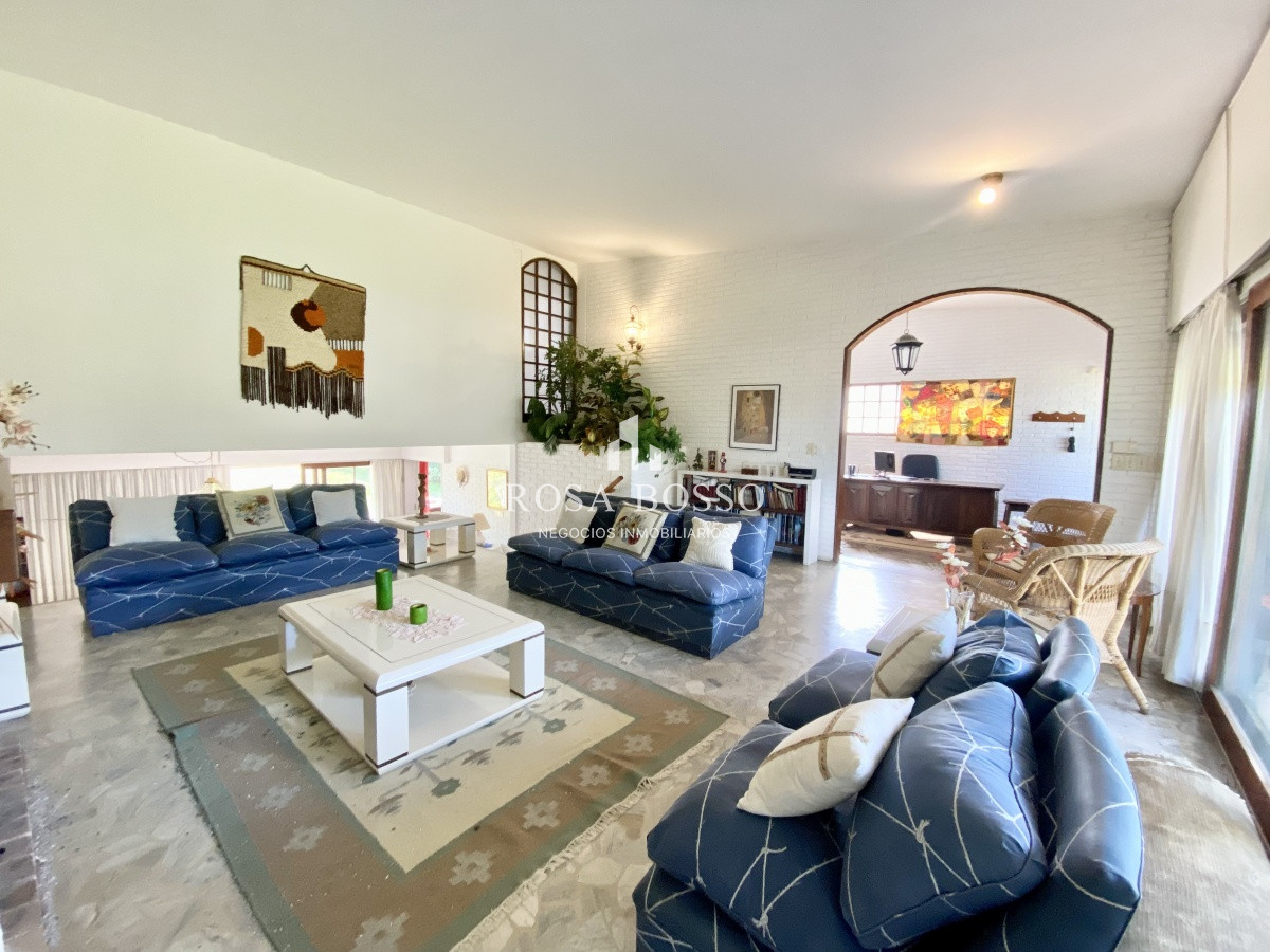 Apartamento ID.3640 - Casa en venta de 3 dormitorio,4 baños parque Parrillero garaje