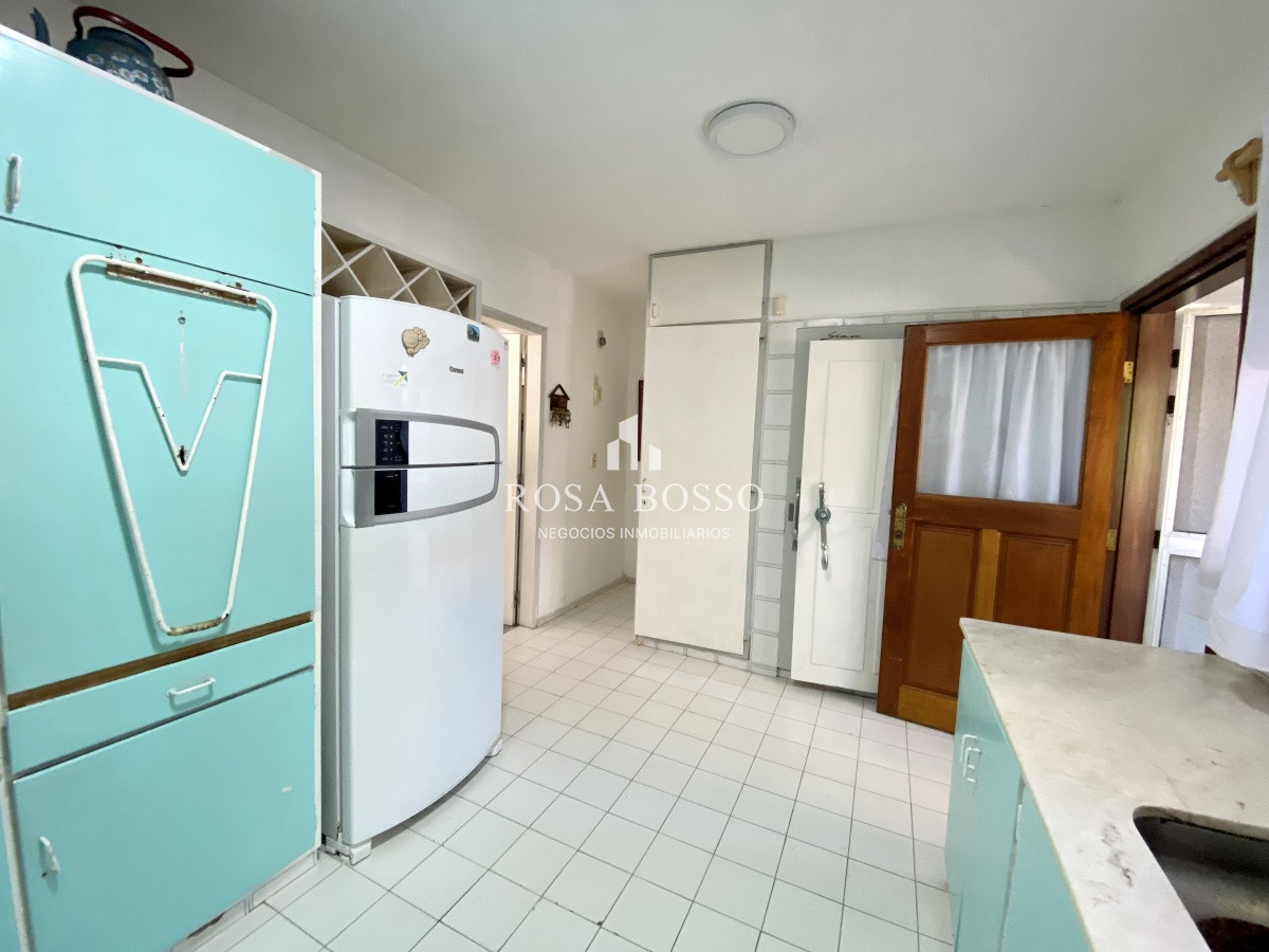 Apartamento ID.3640 - Casa en venta de 3 dormitorio,4 baños parque Parrillero garaje