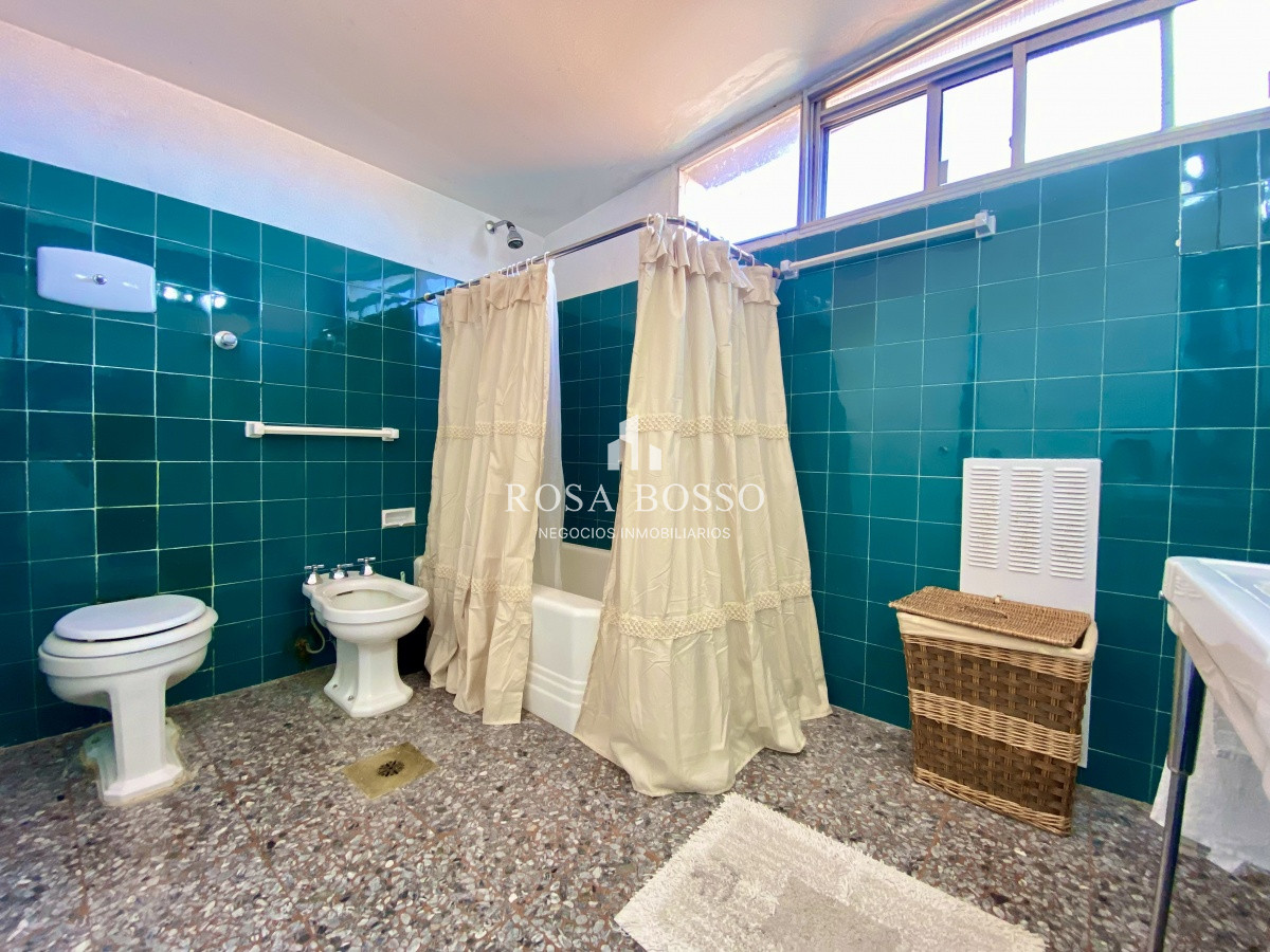 Apartamento ID.3640 - Casa en venta de 3 dormitorio,4 baños parque Parrillero garaje